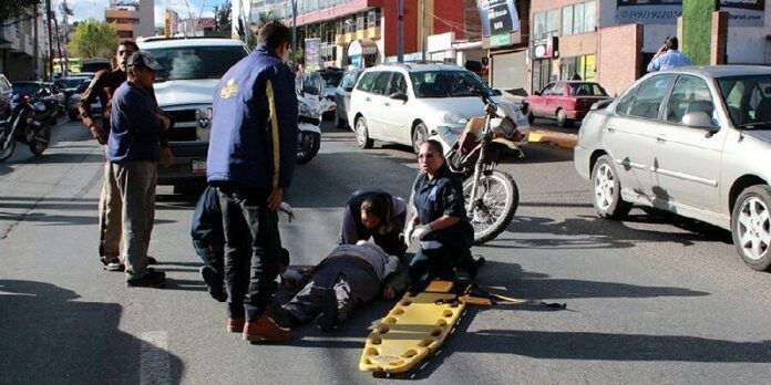 Paramédicos y tránsitos auxiliaron a los accidentados Paramédicos y tránsitos auxiliaron a los accidentados