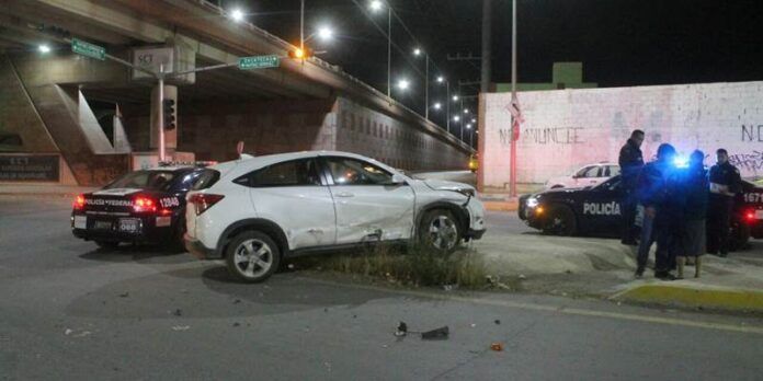 Honda queda varada en camellón
