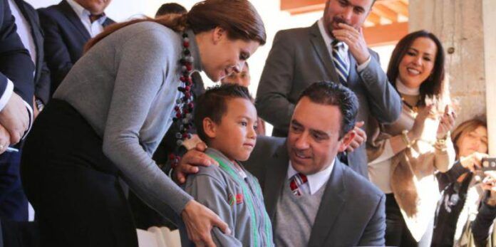 Apoyan a niños y jóvenes Apoyan a niños y jóvenes