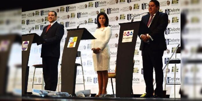 Enrique Rayas tiró ratas de plástico durante el debate