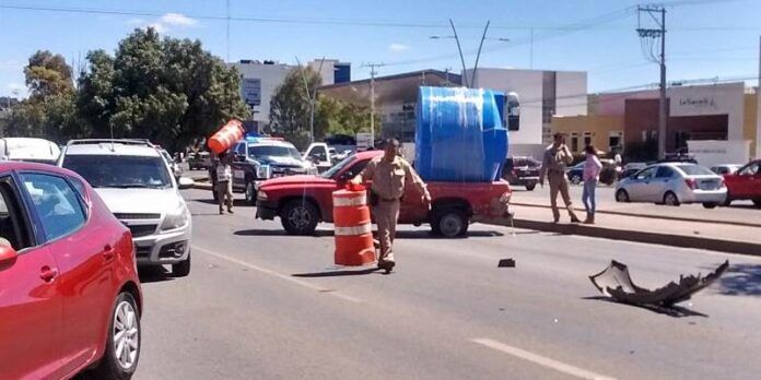 Obstruyen 2 carriles Obstruyen 2 carriles