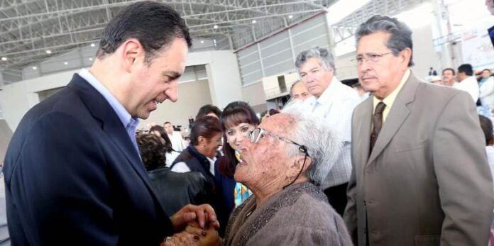 Tello felicita a docente