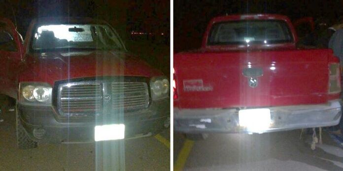 Camioneta Dodge Dakota roja asegurada Camioneta Dodge Dakota roja asegurada