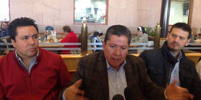 Senador en rueda de prensa Senador en rueda de prensa