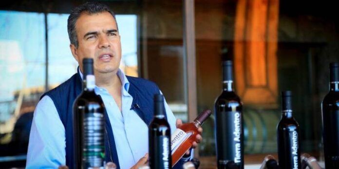 Empresario con su vino Tierra Adentro Empresario con su vino Tierra Adentro