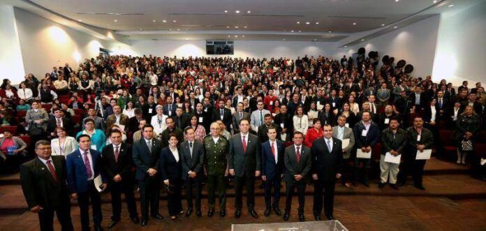 Gobernador con los festejados Gobernador con los festejados