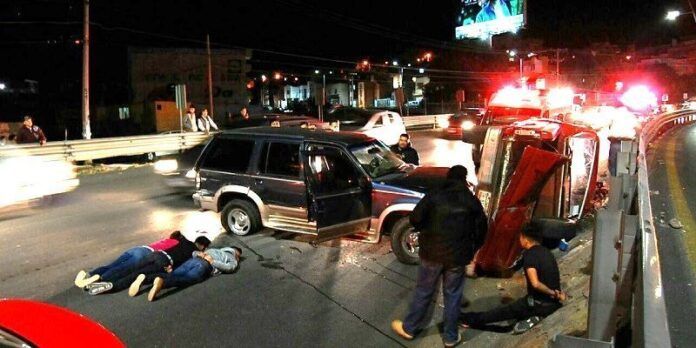 Fueron detenidos los ocupantes de la camioneta azul Fueron detenidos los ocupantes de la camioneta azul