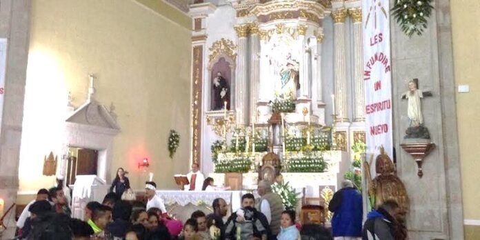 Cientos de fieles acuden a Las Mañanitas