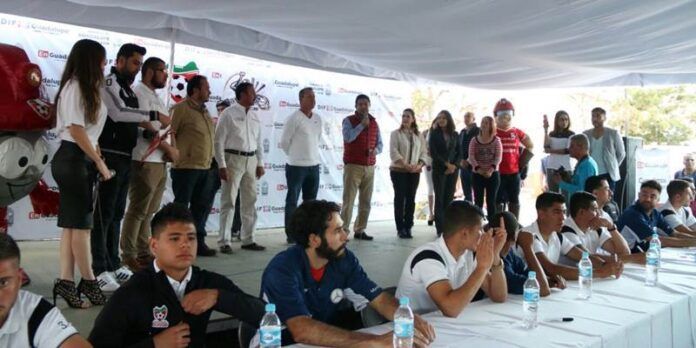 Acuden cientos de familias Acuden cientos de familias