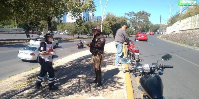Paramédicos y tránsitos auxiliaron a los accidentados
