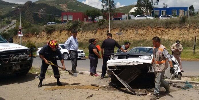 Paramédicos de Protección Civil auxiliaron a los heridos Paramédicos de Protección Civil auxiliaron a los heridos