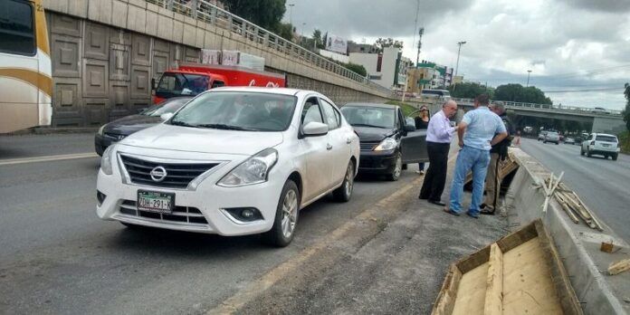 Un Versa blanco fue chocado Un Versa blanco fue chocado