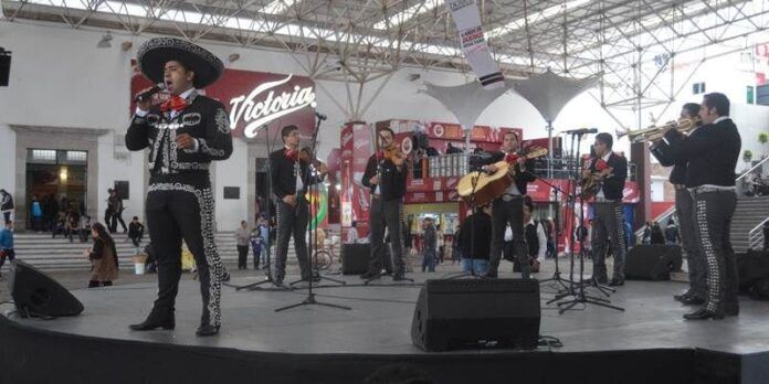 Acompañado por el Mariachi Méndez Acompañado por el Mariachi Méndez