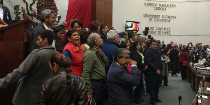 Irrumpen en sesión Irrumpen en sesión