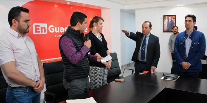Alcalde le toma protesta Alcalde le toma protesta