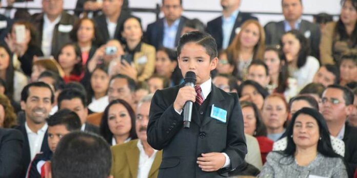 Humberto Zamora habla a nombre de alumnos del estado Humberto Zamora habla a nombre de alumnos del estado