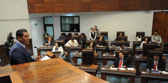 Comparece secretario ante diputados