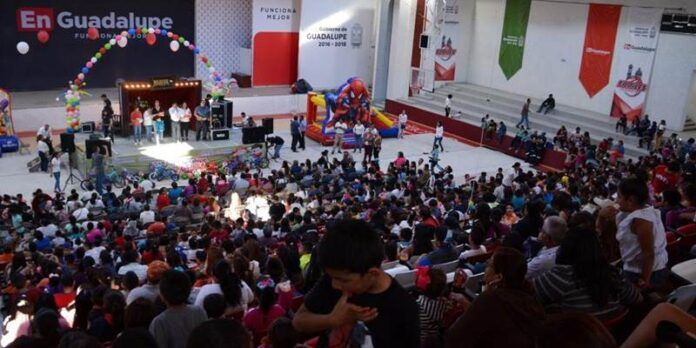 Reciben regalos y bolos Reciben regalos y bolos