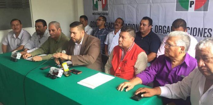 Hector Bernal realiza anuncios