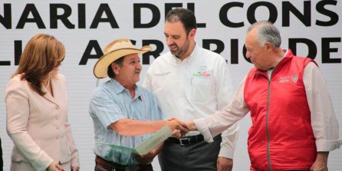 Entregan documentos a campesinos Entregan documentos a campesinos