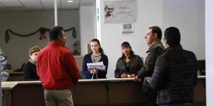 Gobernador con trabajadores