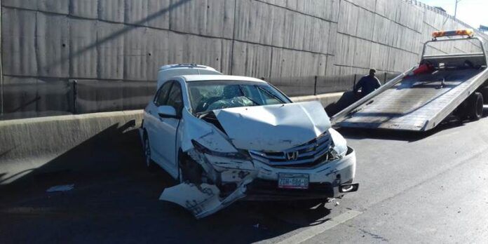 Honda City queda con frente destrozado Honda City queda con frente destrozado
