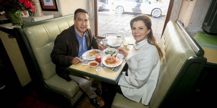 Cristina Rodríguez con el ingeniero Antonio Huerta Cristina Rodríguez con el ingeniero Antonio Huerta