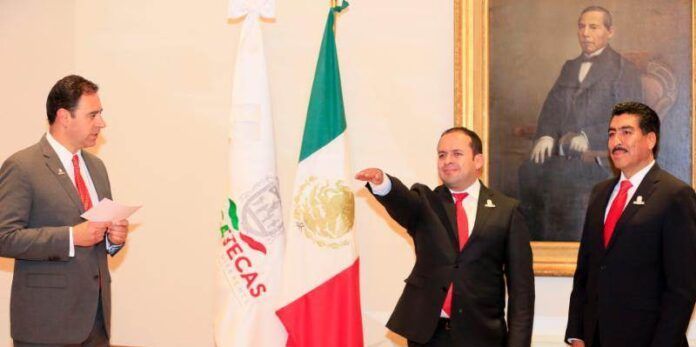 Marco Flores e Ismael Solís rinden protesta