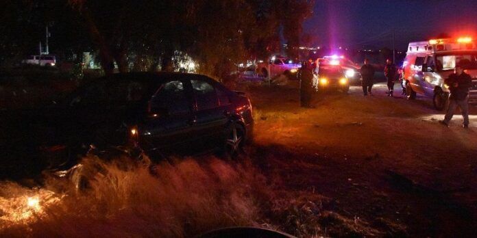 El auto se estampó contra un árbol