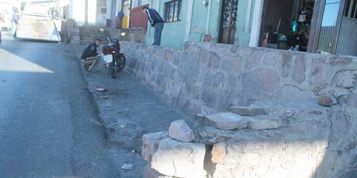 Chocan contra barda de piedra Chocan contra barda de piedra