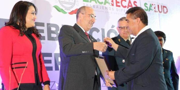 Entregan reconocimientos Entregan reconocimientos
