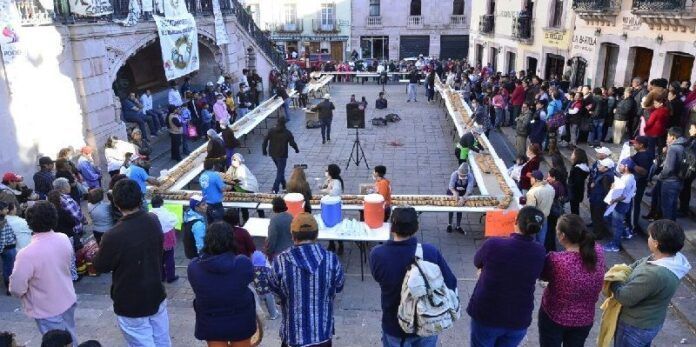 Entregaron pan y café a cientos de personas Entregaron pan y café a cientos de personas