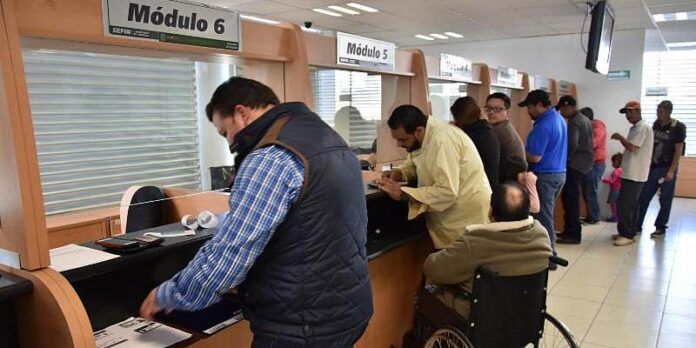 Automovilistas pagan impuestos Automovilistas pagan impuestos