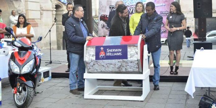 Alfredo Pérez realiza el sorteo Alfredo Pérez realiza el sorteo