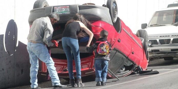 Llantas arriba quedó el auto Llantas arriba quedó el auto