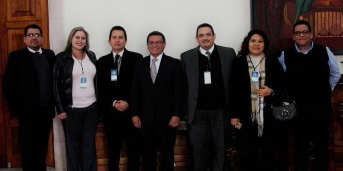 Armando Ávalos con especialistas