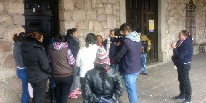 Madres de familia bloquearon el acceso a la escuela esta mañana Madres de familia bloquearon el acceso a la escuela esta mañana