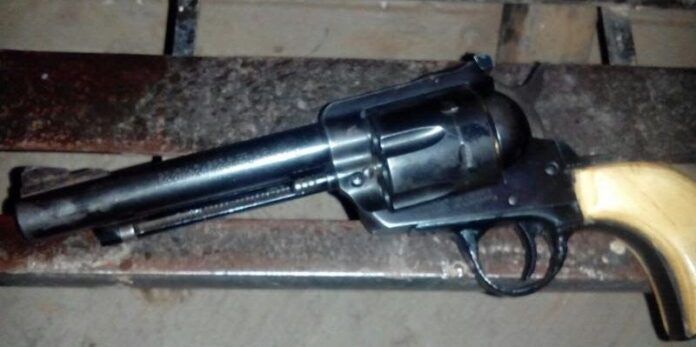 Arma asegurada al presunto agresor Arma asegurada al presunto agresor