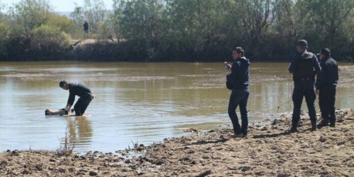 Policía entra al agua por él Policía entra al agua por él