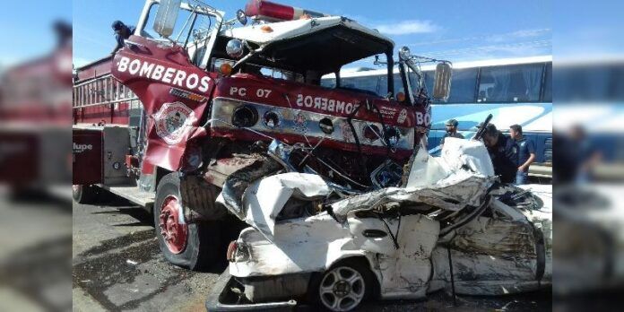 Quedó prensado el auto compacto Quedó prensado el auto compacto