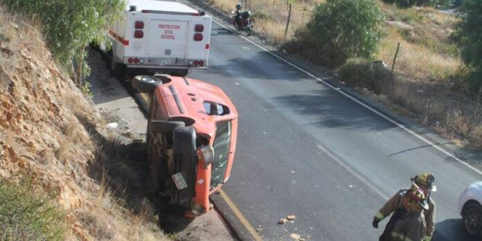 Camioneta termina volcada Camioneta termina volcada