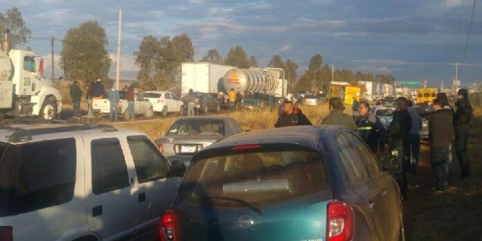 Arribaron los mineros a bordo de 20 camiones