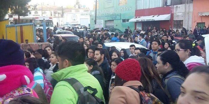 Alrededor de 800 estudiantes protestaron