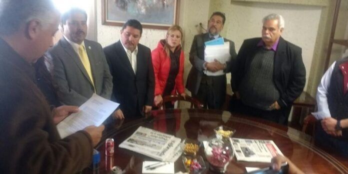 Líderes sociales entregaron la petición a la Legislatura Líderes sociales entregaron la petición a la Legislatura