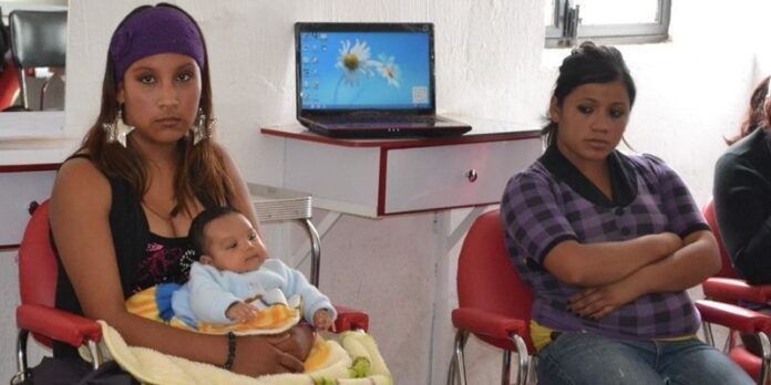 Recibirán cursos, pañales y becas Recibirán cursos, pañales y becas