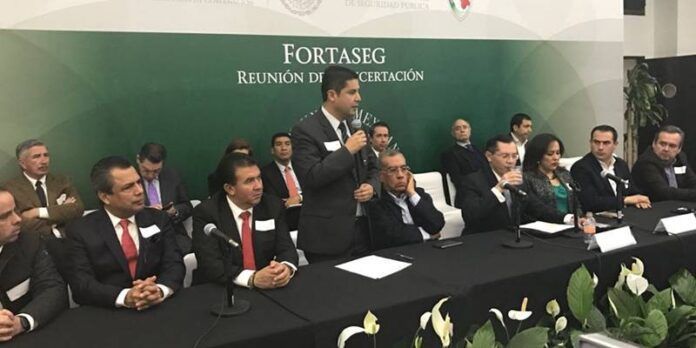 Enrique Flores acude a firma de convenio Enrique Flores acude a firma de convenio