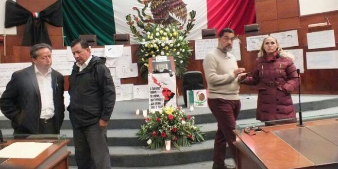 Sigue tomada la tribuna de la Legislatura Sigue tomada la tribuna de la Legislatura