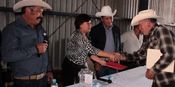 Entregaron apoyos a ganaderos Entregaron apoyos a ganaderos