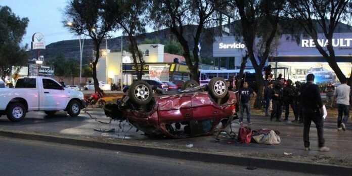 2 camionetas familiares participaron en el percance 2 camionetas familiares participaron en el percance