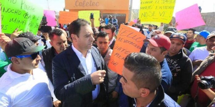 Alejandro Tello dialogó con los manifestantes Alejandro Tello dialogó con los manifestantes